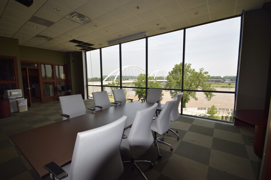 More Photos Of 5 Statehouse Plz, Little Rock Office For Sale