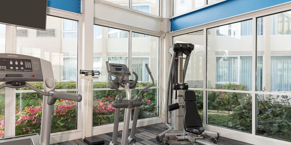 More Photos Of 1000 Busse Rd, Elk Grove Village Hotel For Sale