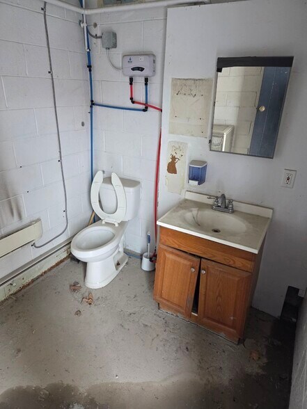 More Photos Of 445 Grantham St, Tarentum Warehouse For Lease