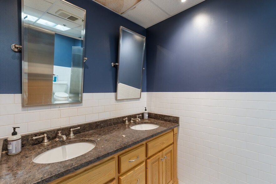 More Photos Of 19-25 Main St, Hartford Office Residential For Sale