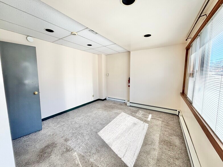 More Photos Of 39 Grenhart Rd, Stamford Freestanding For Lease