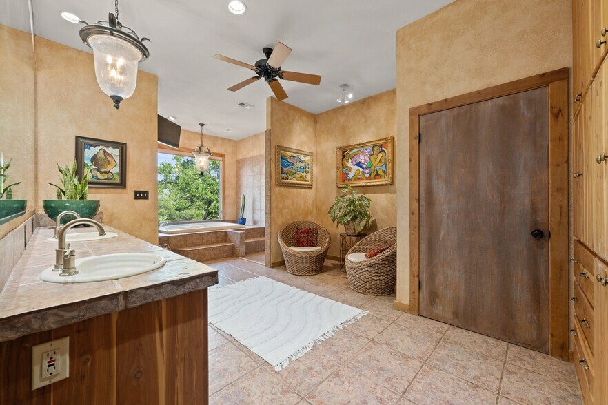 More Photos Of 3911 Lago Vista Dr, Austin Apartments For Sale