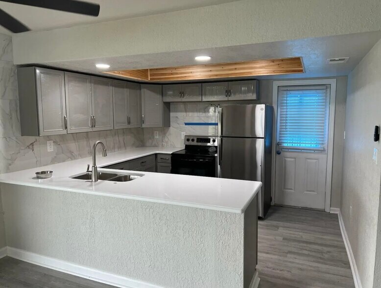 More Photos Of 4015 SE 19th Ave, Cape Coral Apartments For Sale