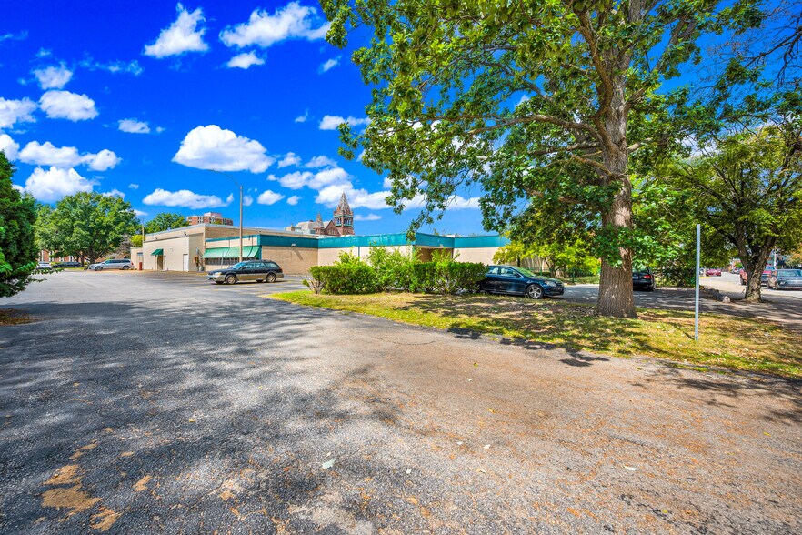 More Photos Of 40 E Simmons St, Galesburg Flex For Sale