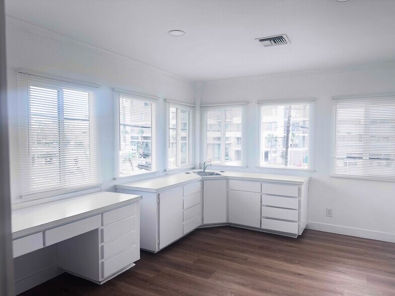 More Photos Of 18821 Delaware St, Huntington Beach Medical For Lease