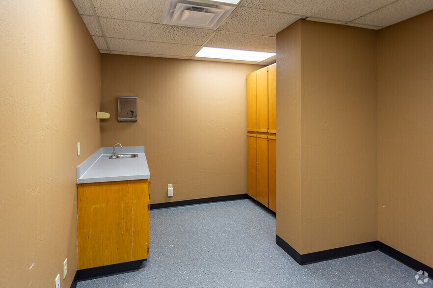 More Photos Of 4100 Perimeter Center Dr, Oklahoma City Unknown For Lease