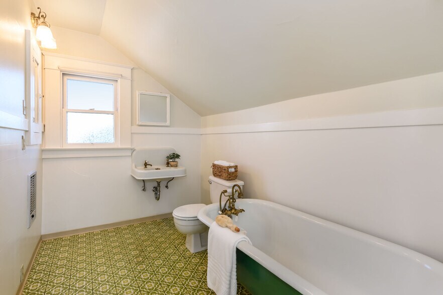 More Photos Of 8 Keller St, Petaluma Office Residential For Sale