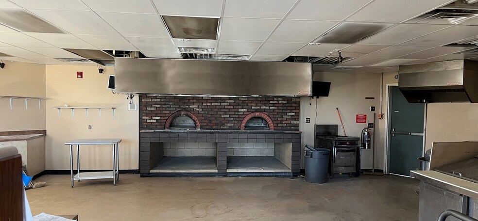 More Photos Of 933 W Main St, Farmington Restaurant For Lease