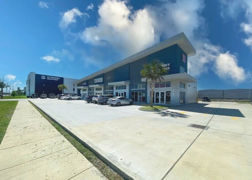 More Photos Of 2600 Airline Dr, Metairie Freestanding For Lease