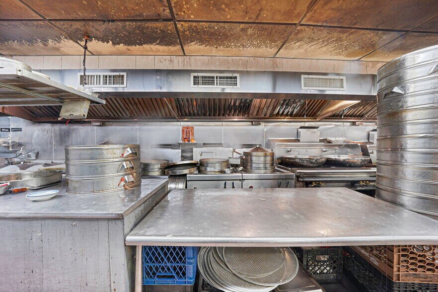 More Photos Of 280 Grand St, New York Storefront Retail Office For Lease