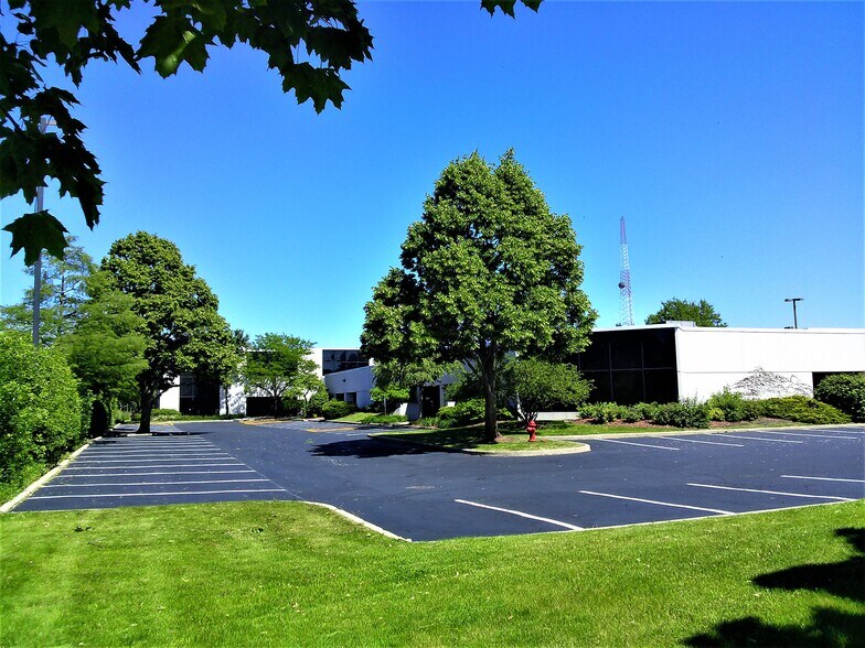 More Photos Of 105-195 W Central Rd, Schaumburg Loft Creative Space For Lease