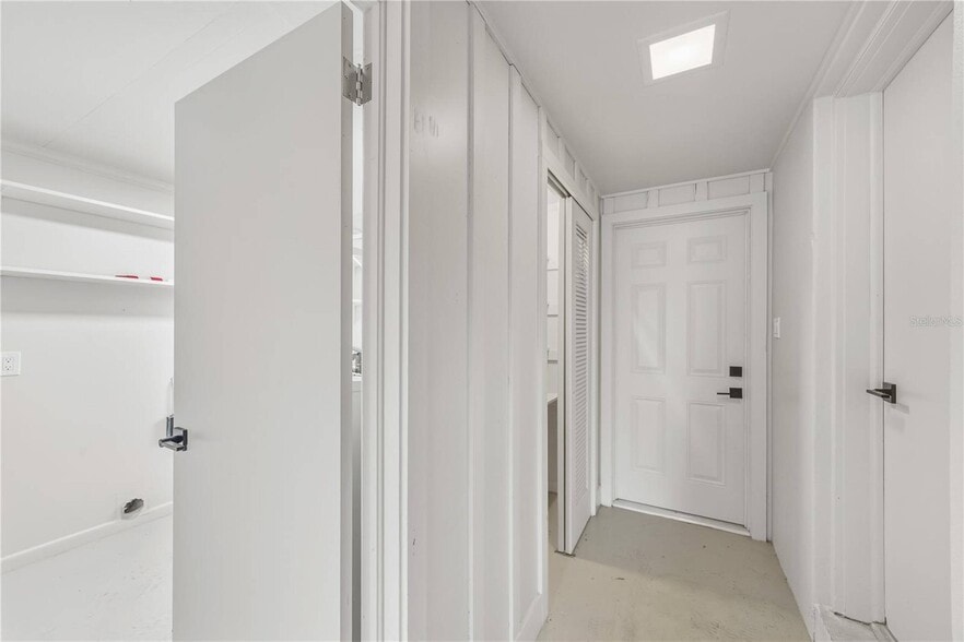 More Photos Of 274 W Kings Hwy, Center Hill Flex For Sale