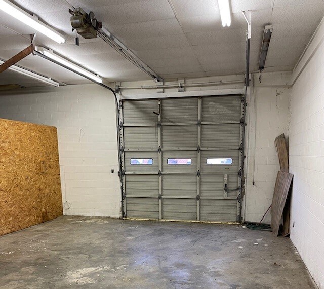 More Photos Of 110-114 W Commercial St, Charleston General Retail For Lease