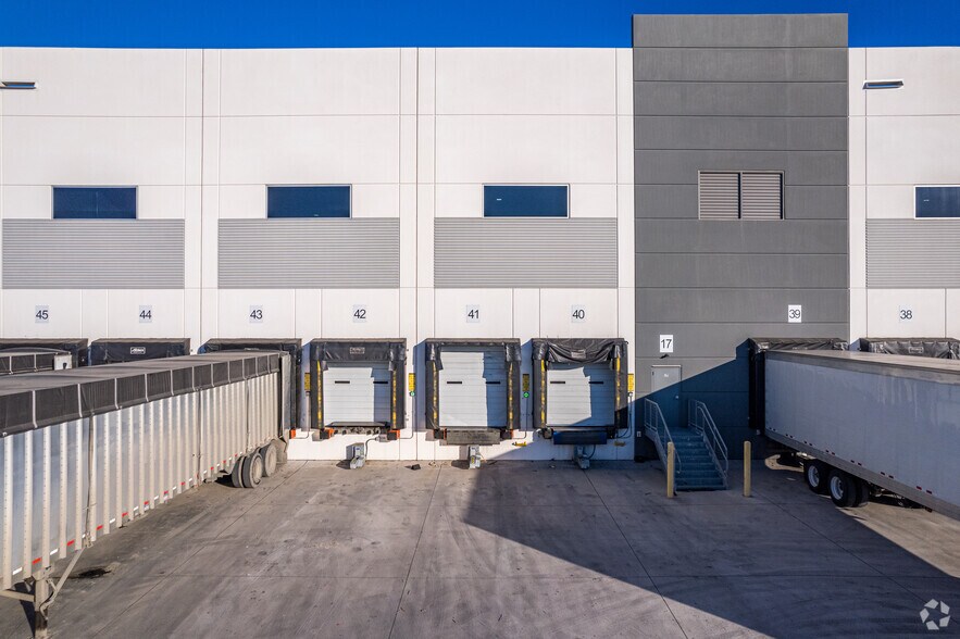 More Photos Of 2700 Market St, Irving Distribution For Lease