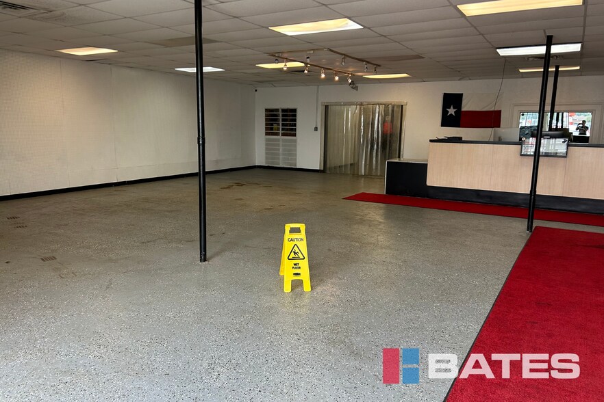 More Photos Of 2921 E Abram St, Arlington Manufacturing For Sale