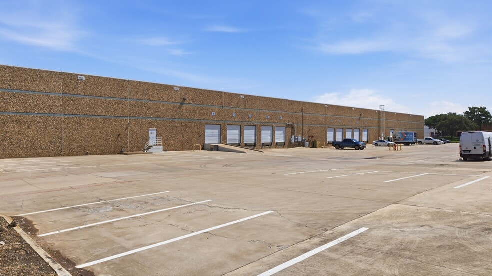 More Photos Of 13755-13775 Benchmark Dr, Farmers Branch Warehouse For Lease