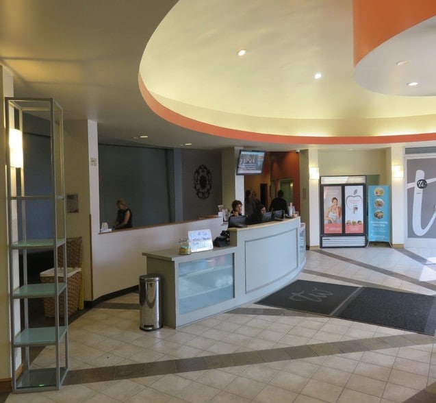 More Photos Of 19456 Nordhoff St, Northridge Storefront Retail Office For Lease