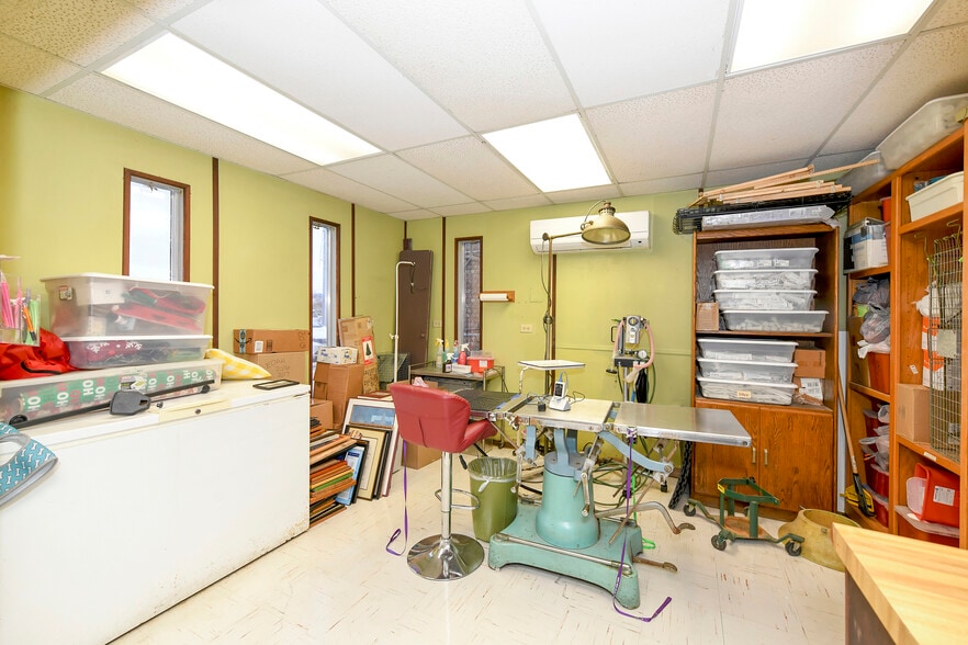 More Photos Of 13039 Nacogdoches Rd, San Antonio Veterinarian Kennel For Sale