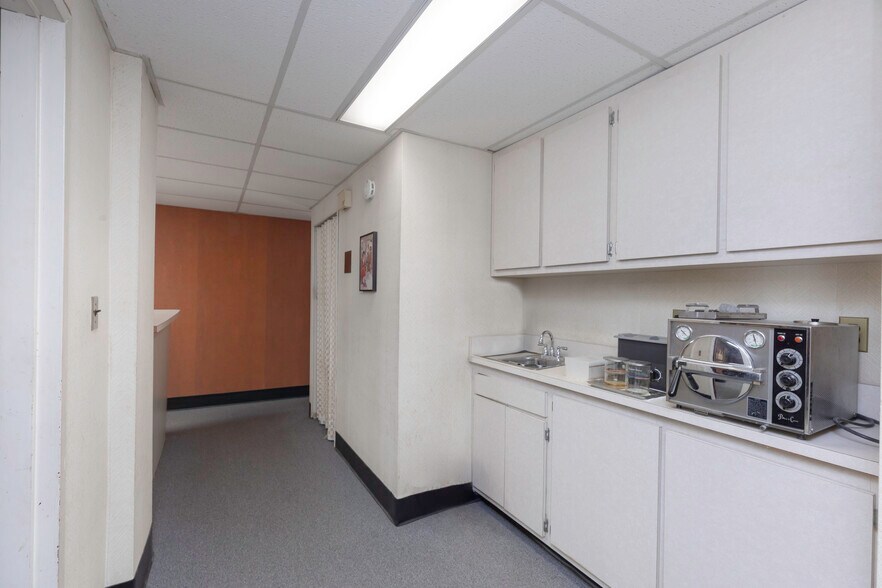 More Photos Of 253 Garth Rd, Scarsdale Medical For Sale