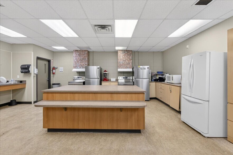 More Photos Of 11831 123 St NW, Edmonton Office For Sale