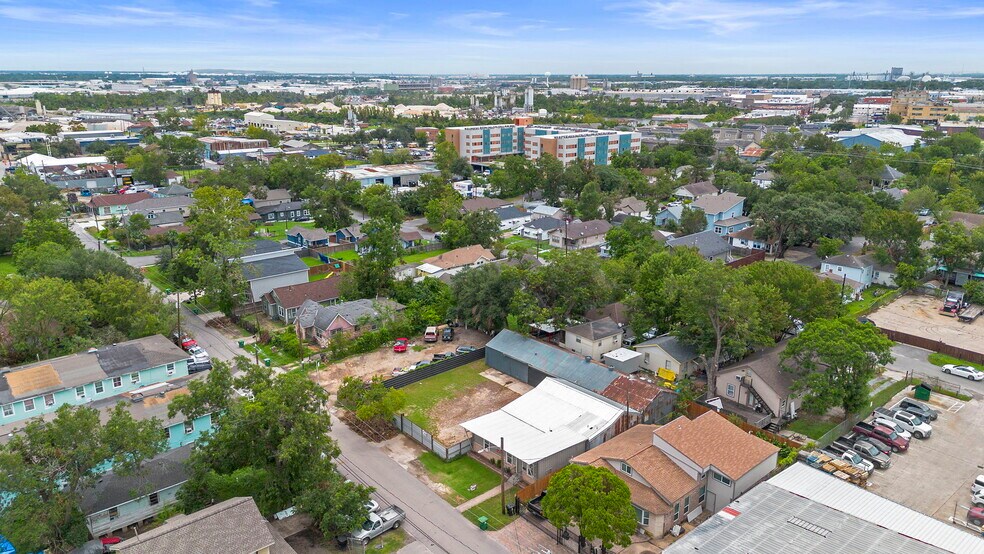 More Photos Of 120 N Bryan St, Houston Warehouse For Lease