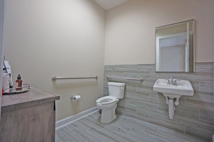 More Photos Of 202 Industrial Blvd, Sugar Land Loft Creative Space For Lease