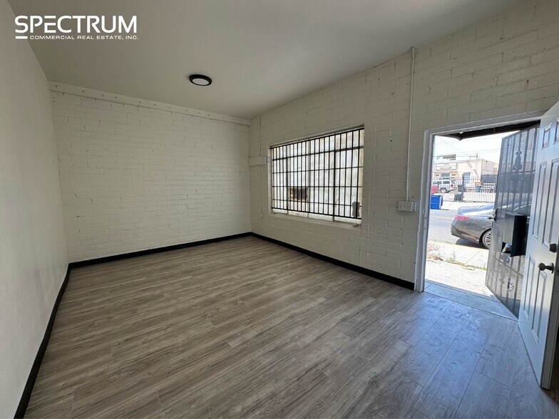 More Photos Of 14516-14524 Arminta St, Panorama City Warehouse For Lease