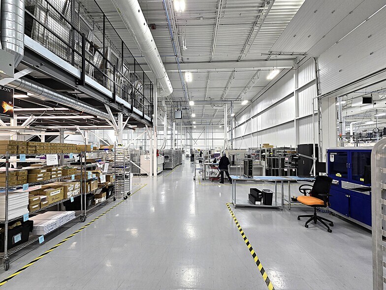 More Photos Of 2222 Boul Dagenais O, Laval Light Distribution For Sale