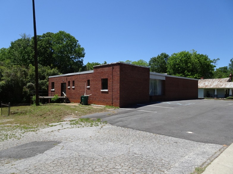 More Photos Of 910 Edgefield St, Greenwood Light Distribution For Sale