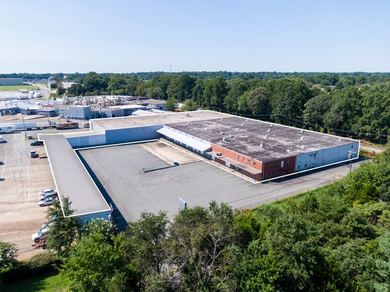 More Photos Of 2995 Starlight Dr, Winston-Salem Warehouse For Lease