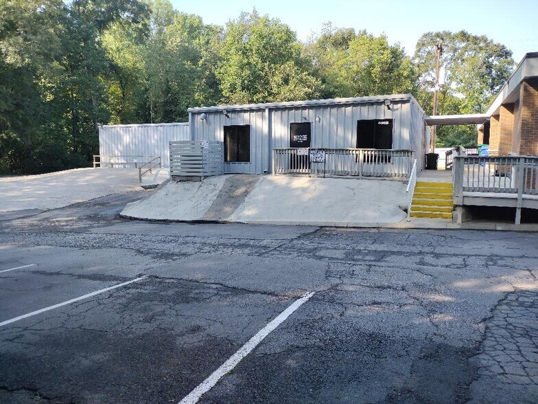 More Photos Of 406 E Butler Rd, Mauldin Showroom For Lease