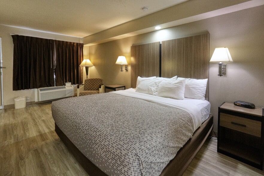 More Photos Of 221 S US Highway 77 Byp, Kingsville Hotel For Sale