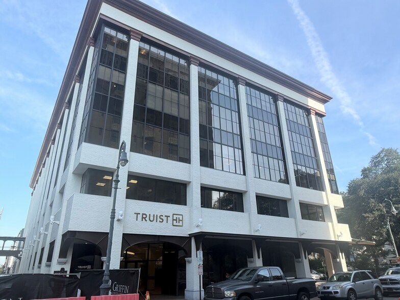 More Photos Of 33 Bull St, Savannah Office For Lease