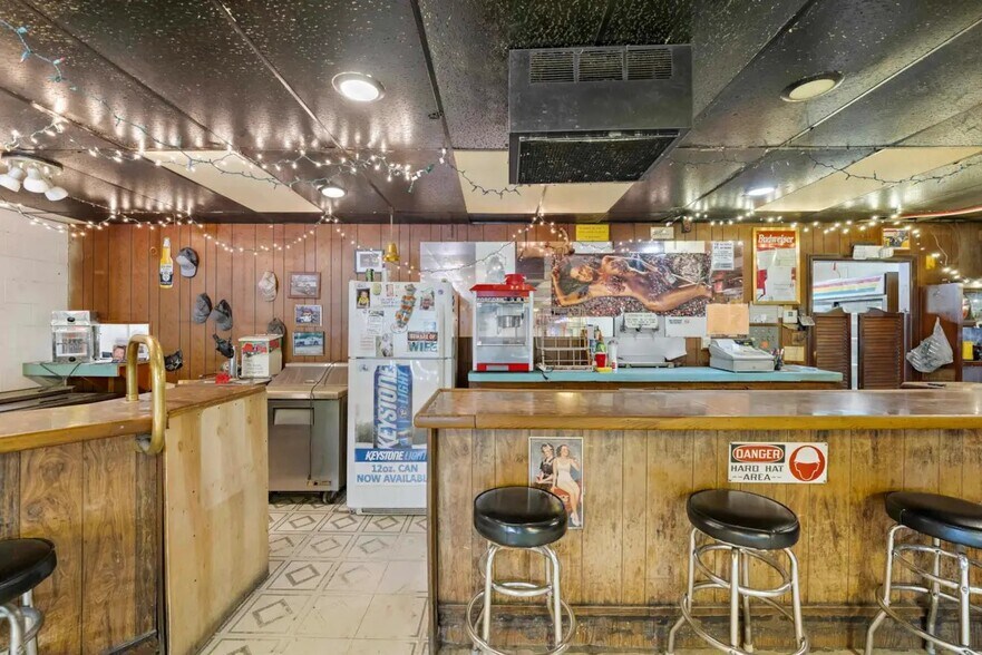 More Photos Of 2106 E 4th Ave, Hutchinson Storefront For Sale