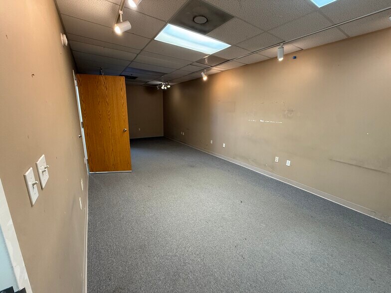 More Photos Of 12635-12651 Hemlock St, Overland Park Showroom For Sale