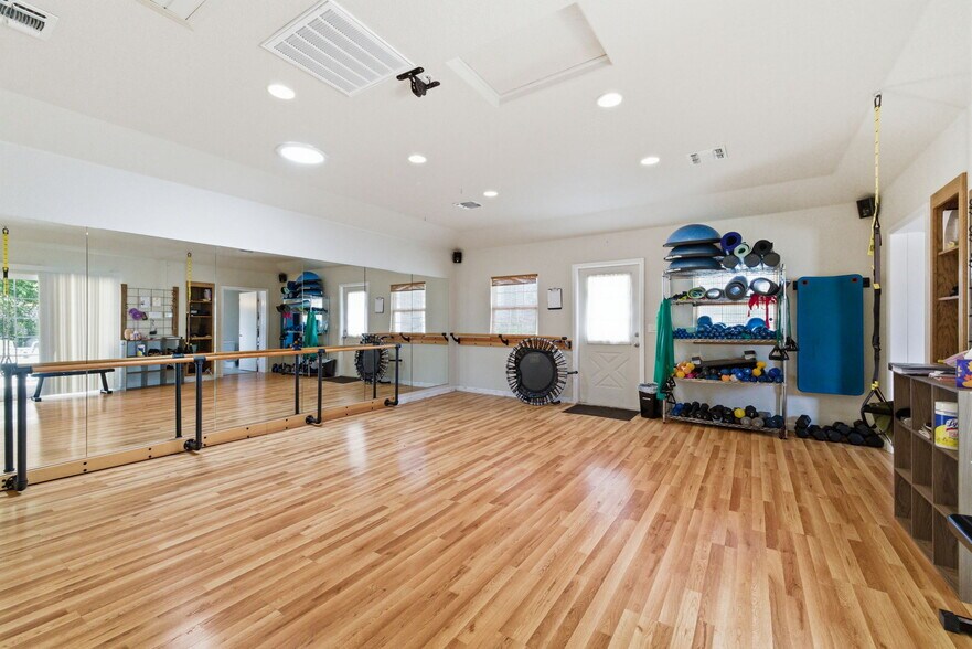 More Photos Of 137 S Shepherd St, Sonora Flex For Sale