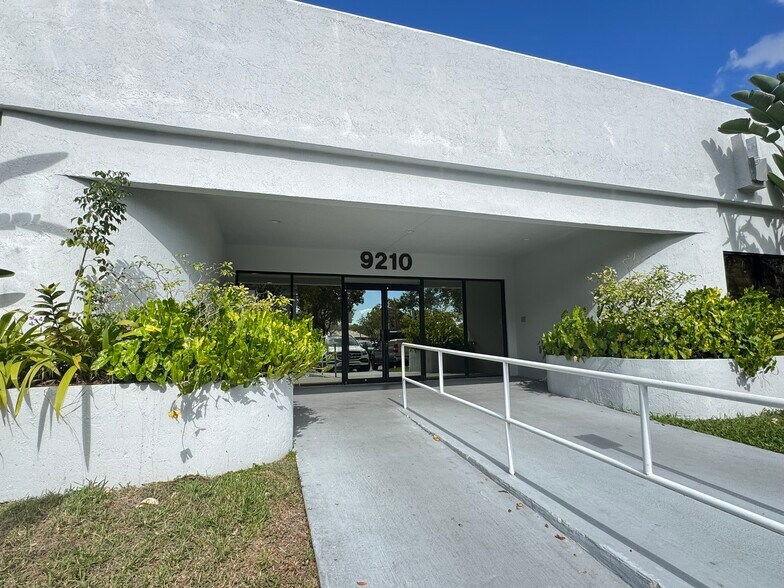 More Photos Of 9210 Sunset Dr, Miami Office For Lease