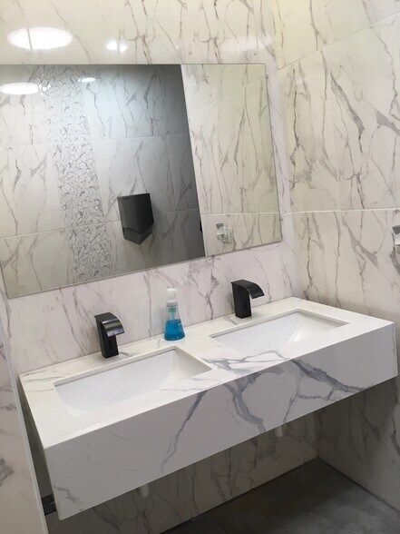 More Photos Of 246 E Janata Blvd, Lombard Medical For Lease