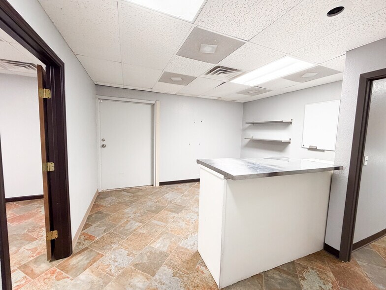 More Photos Of 3711 20th St, Lubbock Office For Sale