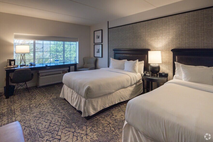 More Photos Of 1110 Willow Rd, Northbrook Hotel For Lease