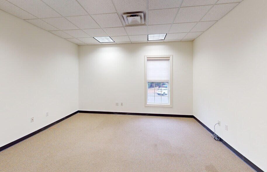 More Photos Of 192 Summerfield Ct, Troutville Office For Sale