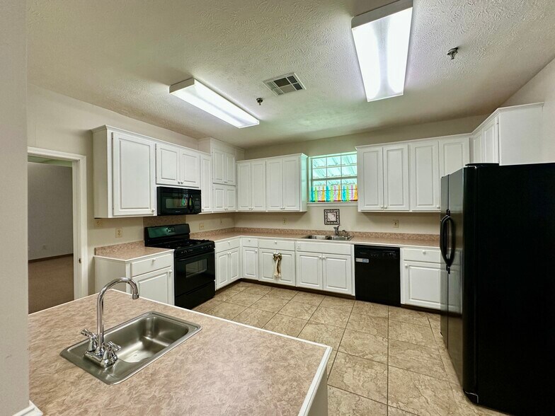 More Photos Of 807 Monroe St, Clinton Office For Sale