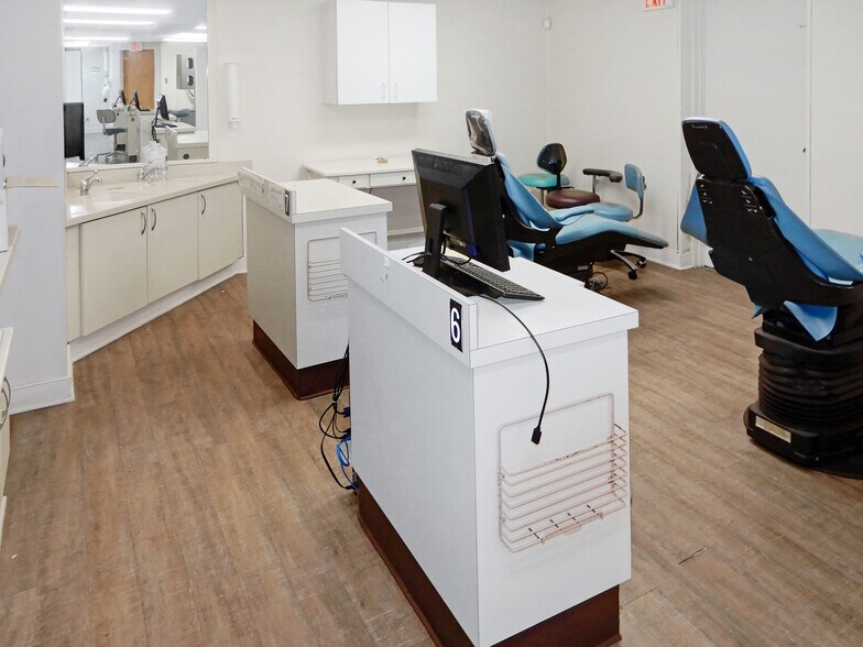 More Photos Of 8950 Krewstown Rd, Philadelphia General Retail For Sale