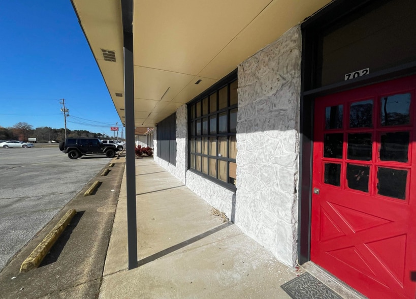 More Photos Of 702 Chastain Blvd W, Glencoe Warehouse For Lease