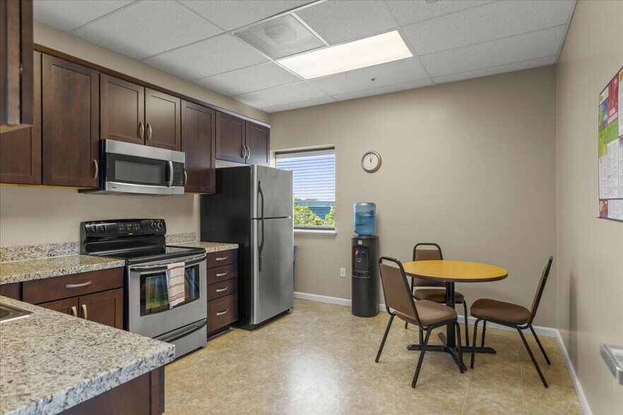 More Photos Of 125 Hangar Way, Watsonville Office For Sale