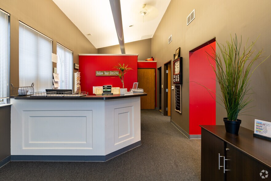 More Photos Of 36520 Grand River Ave, Farmington Hills Unknown For Lease