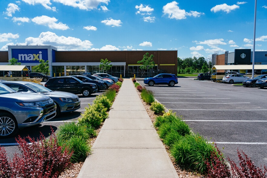 More Photos Of 7505 Grande Allée, Brossard Unknown For Lease