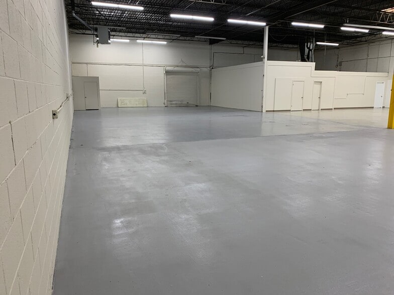 More Photos Of 501-515 S Vermont St, Palatine Warehouse For Lease