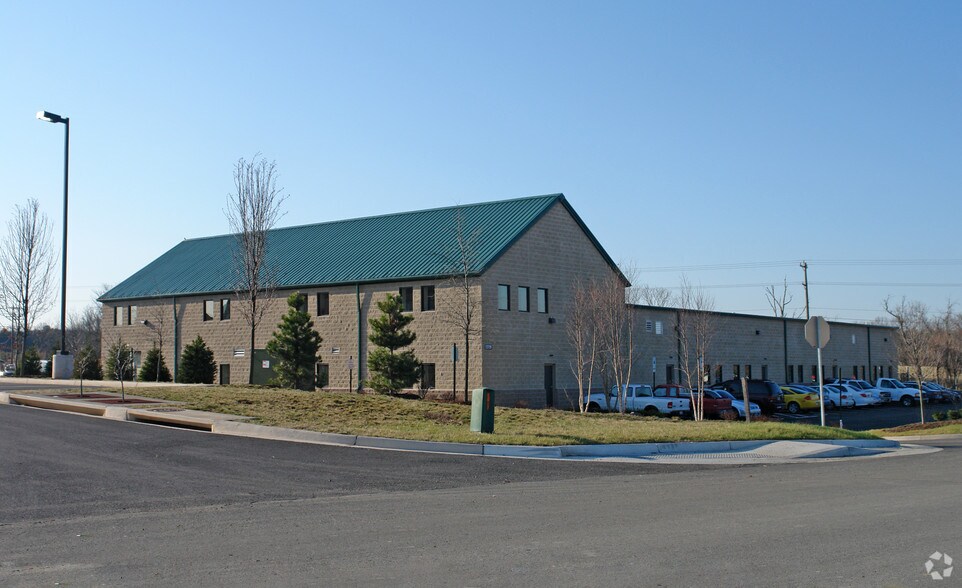 More Photos Of 23720 Overland Dr, Dulles Warehouse For Lease