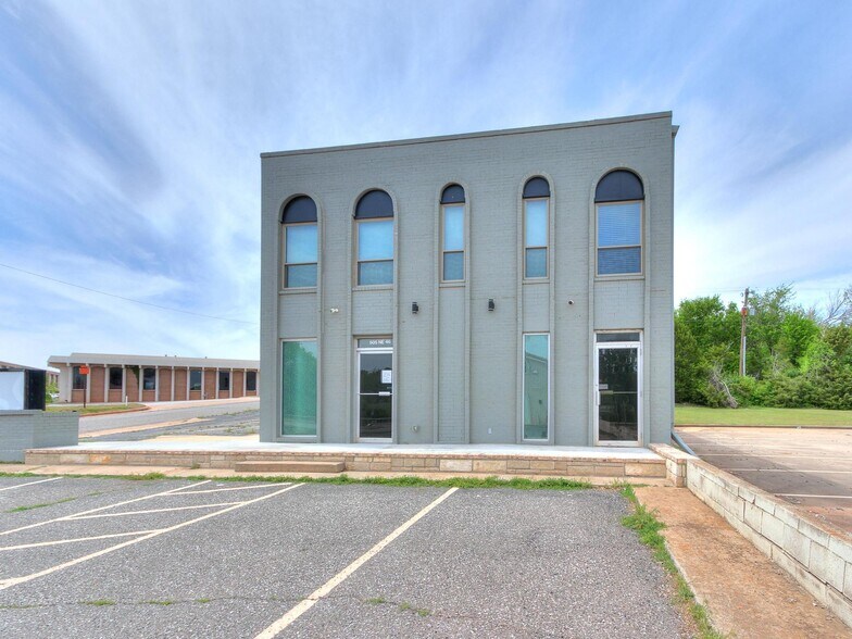 More Photos Of 505 NE 46th St, Oklahoma City Office For Lease